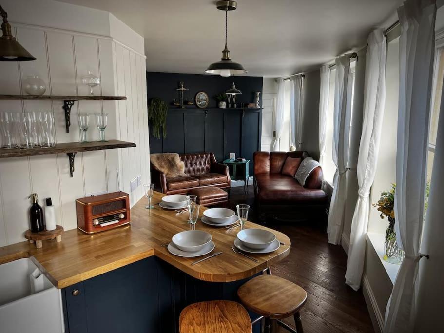 Period Apartment, Great Views, In Heart Of Town. *