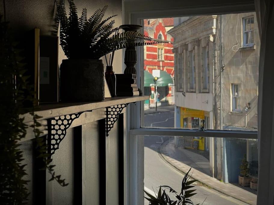 Period Apartment, Great Views, In Heart Of Town.