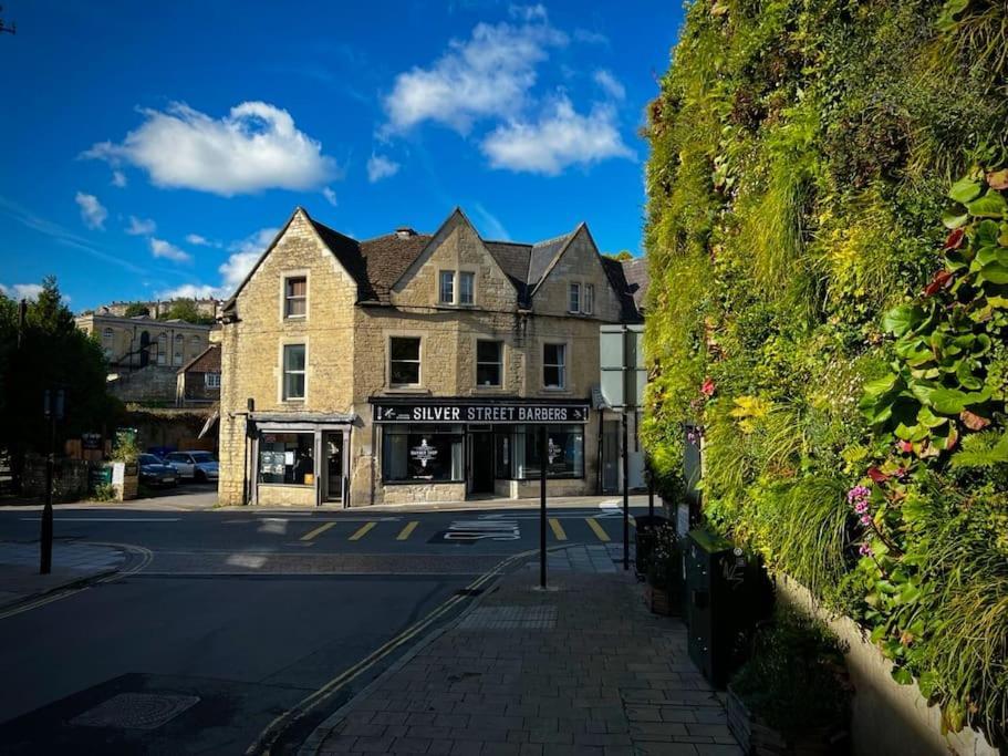 Period Apartment, Great Views, In Heart Of Town. *