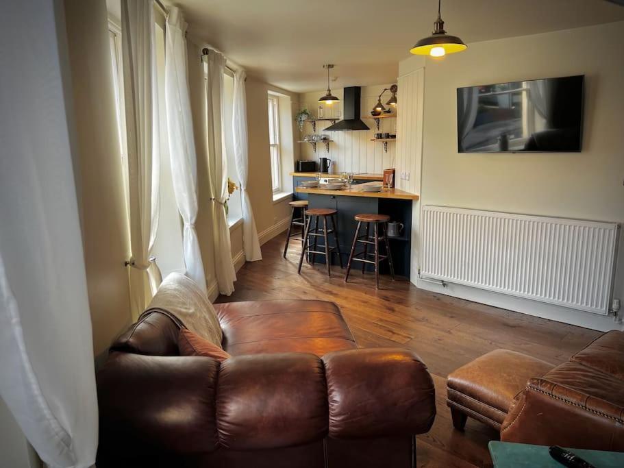 Apartment Period Apartment, Great Views, In Heart Of Town. *
